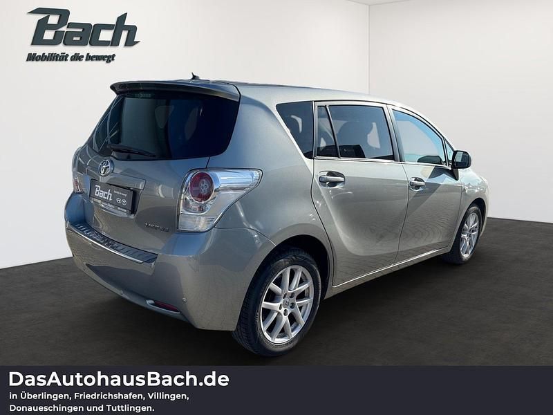 Gebraucht Toyota Verso Travel 147 PS (108 kW) 2012 Silber Van / Kleinbus