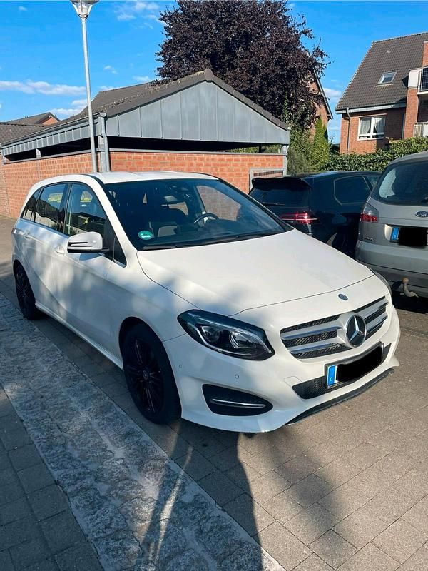 Weiß Gebraucht 2016 Mercedes B180 Van / Kleinbus | 13.500 € (Fairer Preis) - Bild 1/4