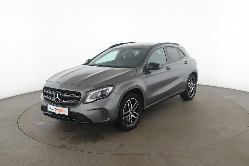 Grau Gebraucht 2017 Mercedes GLA220 Urban SUV | 22.190 € (Fairer Preis) - Bild 1/3