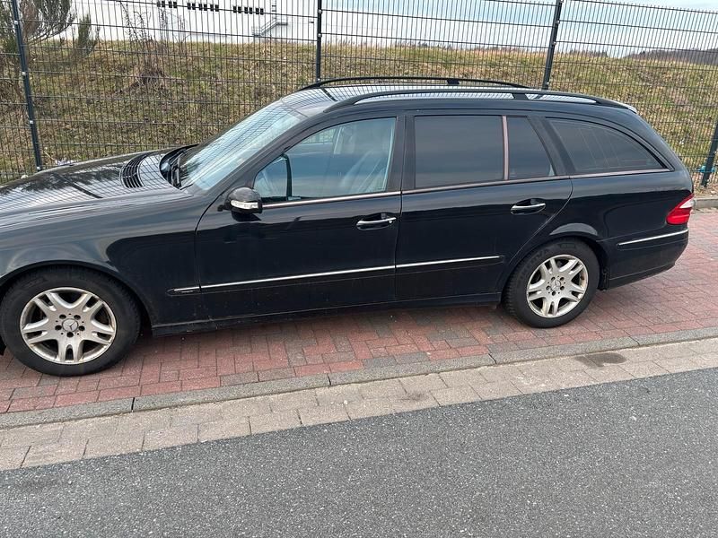 Gebraucht Mercedes E220 Avantgarde 150 PS (110 kW) 2004 Schwarz Kombi