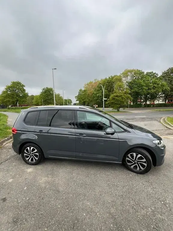 Używany VW Touran Active 122 KM (89 kW) 2022 Szary Minivan