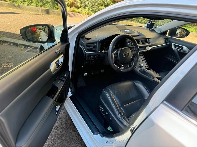 Gebraucht Lexus CT200h 131 PS (96 kW) 2011 Weiß Kleinwagen