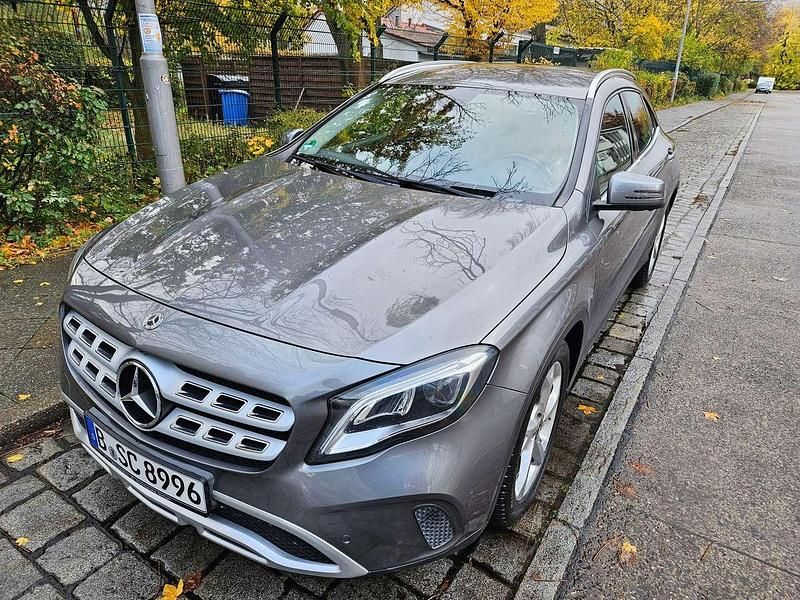 Grau Gebraucht 2018 Mercedes GLA220 SUV | 19.750 € (Superpreis) - Bild 1/4