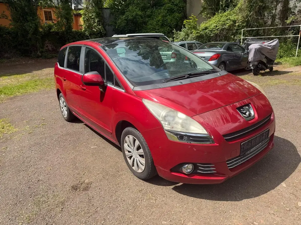 Gebraucht Peugeot 5008 153 PS (112 kW) 2010 Rot Van / Kleinbus