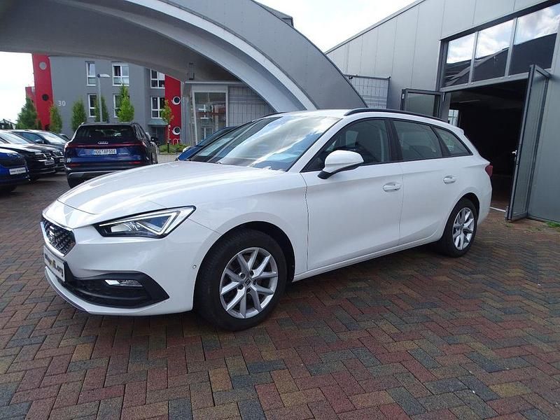 Weiß Gebraucht 2022 Seat Leon Limousine | 19.750 € (Fairer Preis) - Bild 1/4