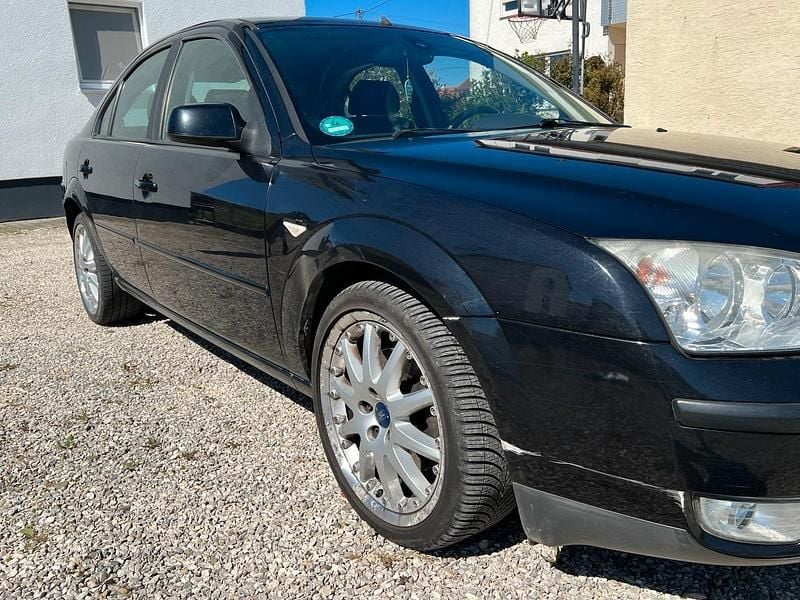 Usado Ford Mondeo 125 CV (91 kW) 2005 Negro Berlina