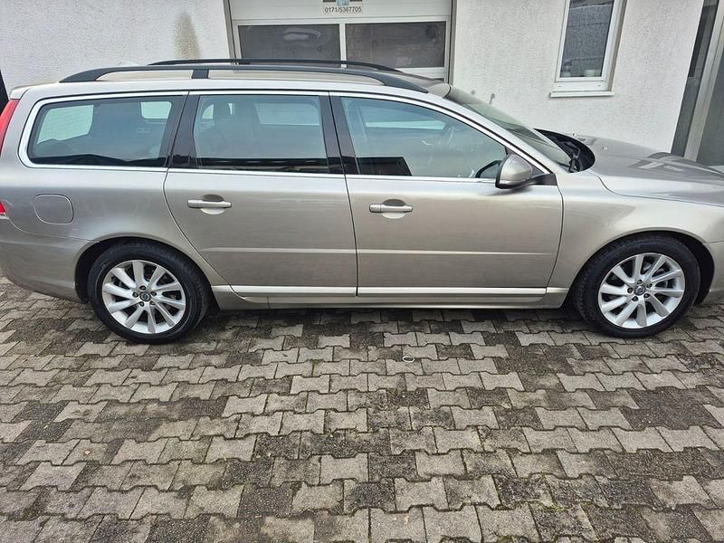 Gebraucht Volvo V70 Summum 181 PS (133 kW) 2015 Beige Kombi