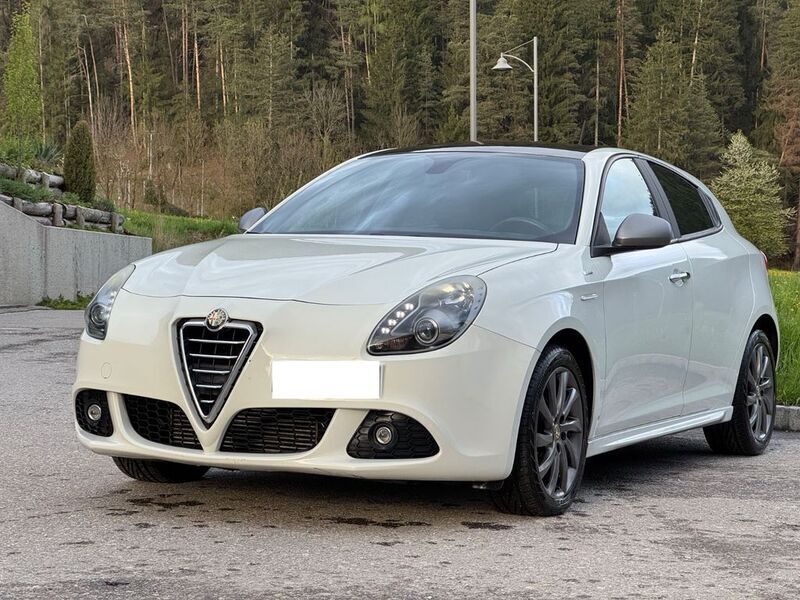 Weiß Gebraucht 2013 Alfa Romeo Giulietta Veloce Kleinwagen | 7.299 € (Etwas zu teuer) - Bild 1/4
