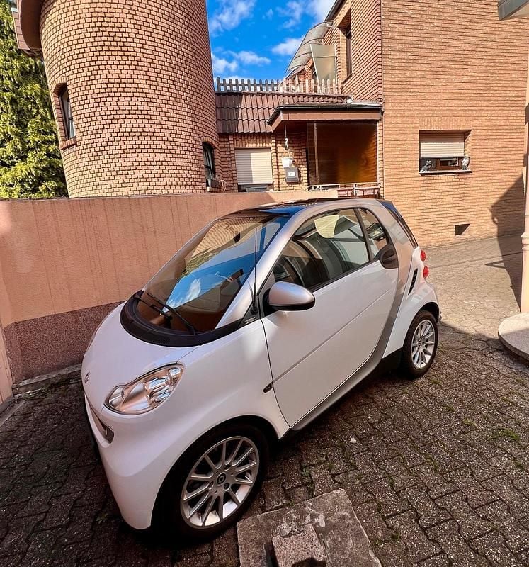 Weiß Gebraucht 2010 Smart ForTwo Coupé Kleinwagen | 4.300 € (Guter Preis) - Bild 1/4