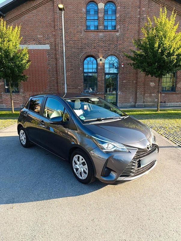 Grau Gebraucht 2018 Toyota Yaris Kleinwagen | 10.890 € (Fairer Preis) - Bild 1/4