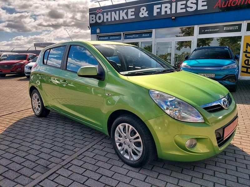 Grün Gebraucht 2010 Hyundai i20 Kleinwagen | 2.799 € (Fairer Preis) - Bild 1/4