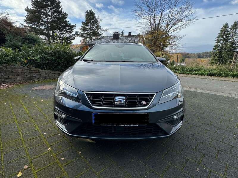 Grau Gebraucht 2020 Seat Leon Limousine | 15.800 € (Teuer) - Bild 1/4