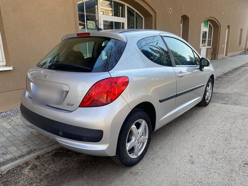 Gebraucht Peugeot 207 75 PS (55 kW) 2009 Silber Kleinwagen