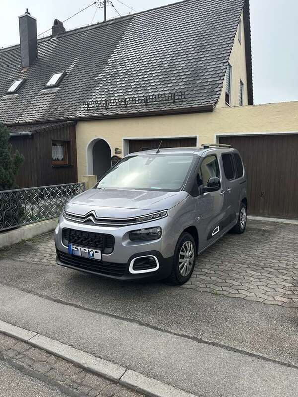 Grau Gebraucht 2023 Citroën Berlingo Feel Van / Kleinbus | 32.000 € - Bild 1/4