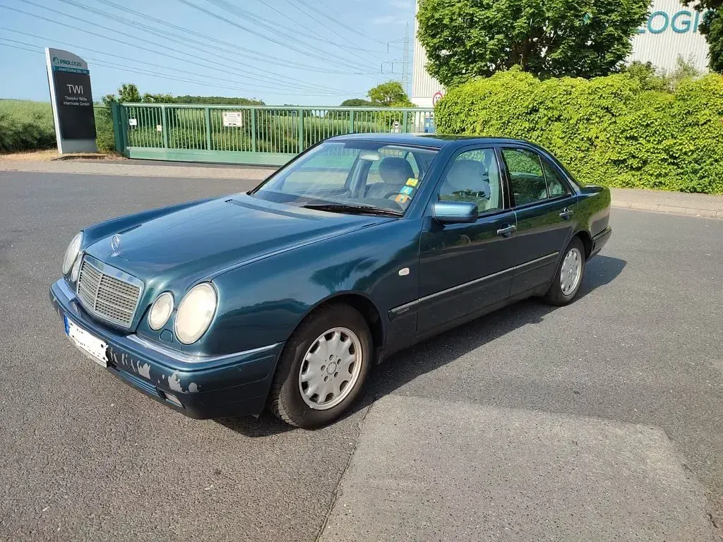 Gebraucht Mercedes E240 Elegance 170 PS (125 kW) 1999 Grün Limousine