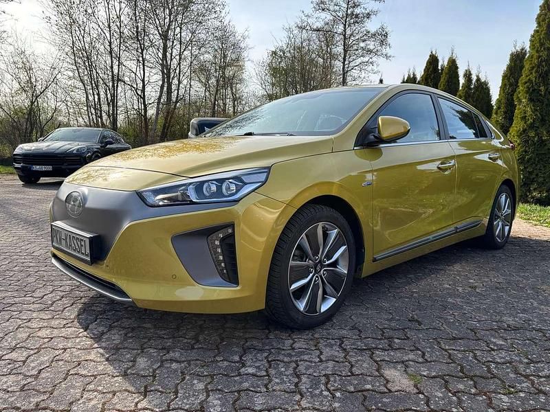 Blazing yellow / mic Gebraucht 2018 Hyundai Ioniq Premium Kleinwagen | 14.890 € (Fairer Preis) - Bild 1/4