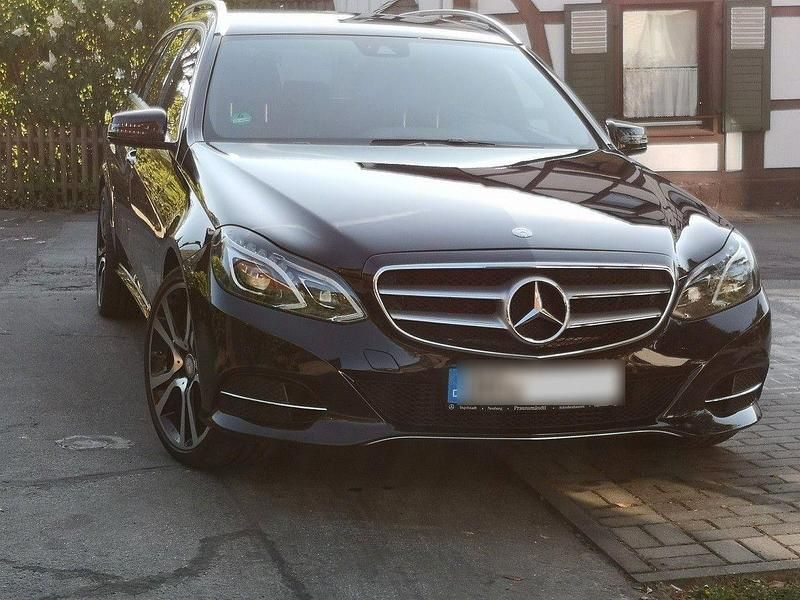 Schwarz Gebraucht 2015 Mercedes E200 Avantgarde Kombi | 15.980 € (Fairer Preis) - Bild 1/4