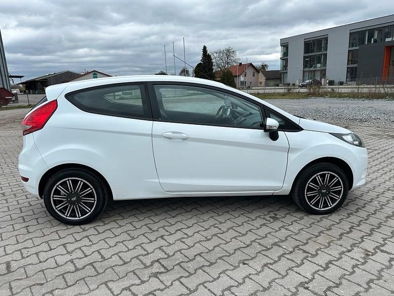 Gebraucht Ford Fiesta 82 PS (60 kW) 2009 Weiß Kleinwagen