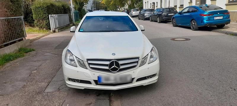 Weiß Gebraucht 2011 Mercedes E220 Coupé | 10.300 € (Fairer Preis) - Bild 1/4