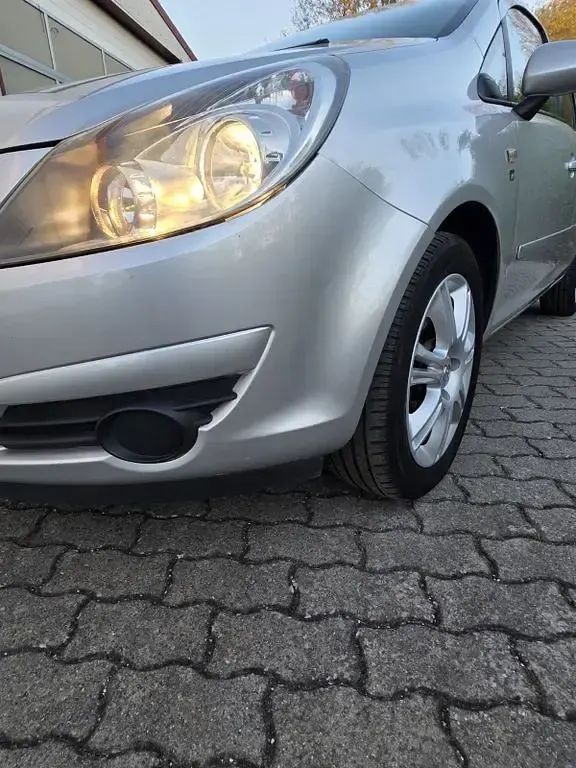 Używany Opel Corsa Edition 87 KM (63 kW) 2010 Srebrny Hatchback