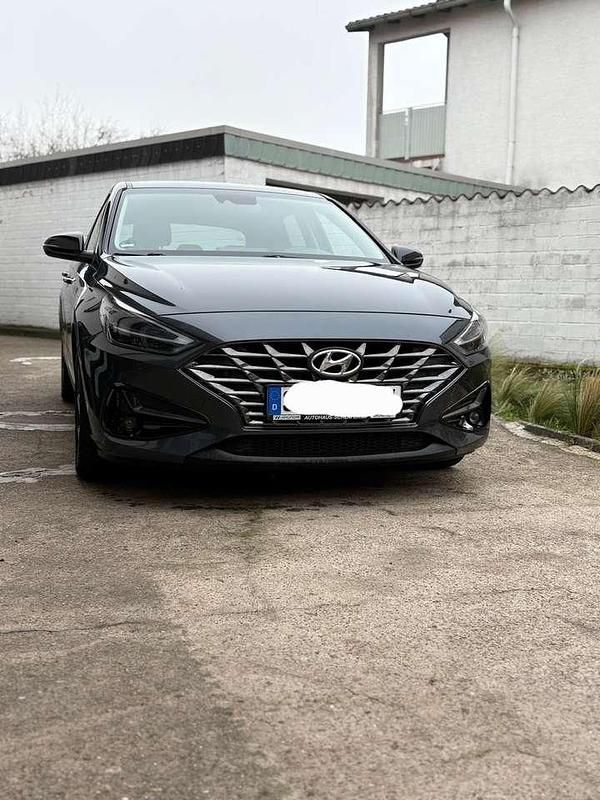 Grau Gebraucht 2021 Hyundai i30 Intro Edition Kleinwagen | 14.800 € (Fairer Preis) - Bild 1/4