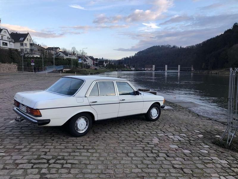 Gebraucht Mercedes 240 72 PS (52 kW) 1983 Limousine