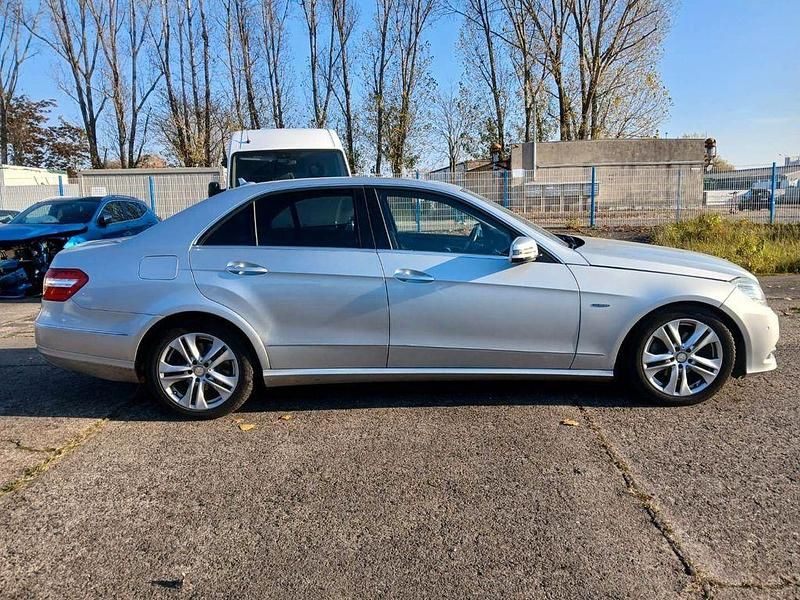 Silber Gebraucht 2012 Mercedes E200 Avantgarde Limousine | 10.490 € (Guter Preis) - Bild 1/4
