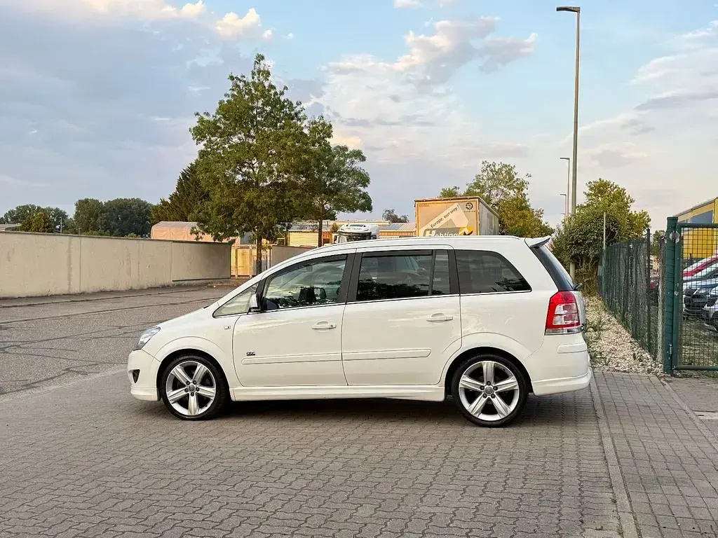 Gebraucht Opel Zafira OPC 125 PS (91 kW) 2011 Weiß Van / Kleinbus