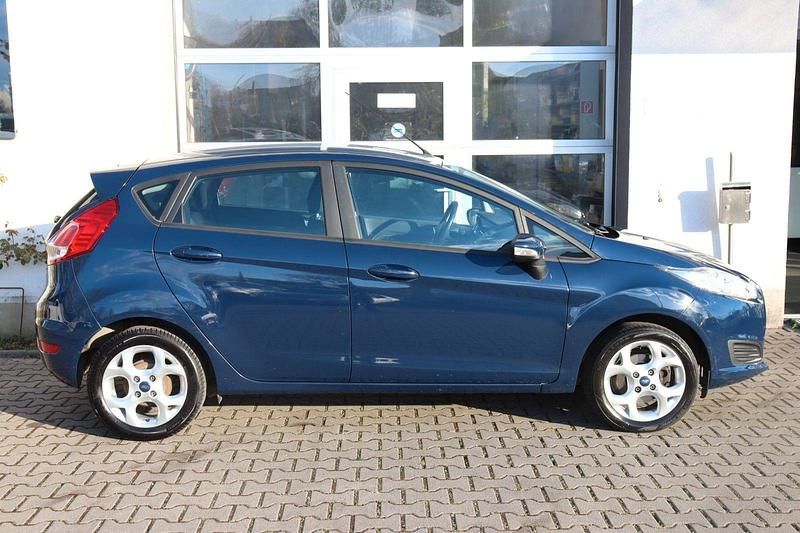 Gebraucht Ford Fiesta Trend 60 PS (44 kW) 2016 Blau Kleinwagen