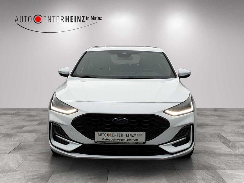 Używany Ford Focus ST-Line 125 KM (91 kW) 2022 Biały Sedan/Limuzyna