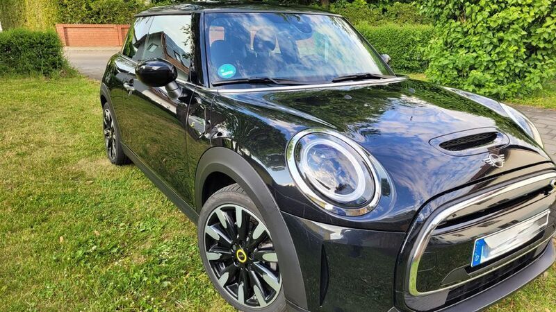 Schwarz Gebraucht 2023 Mini Cooper SE Classic Kleinwagen | 19.299 € (Guter Preis) - Bild 1/4