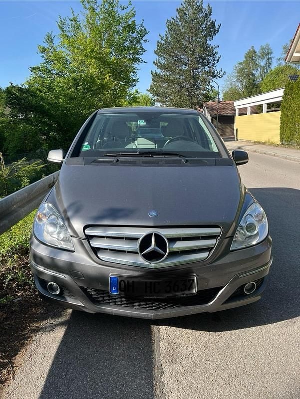 Grau Gebraucht 2009 Mercedes B200 Van / Kleinbus | 6.900 € (Fairer Preis) - Bild 1/4