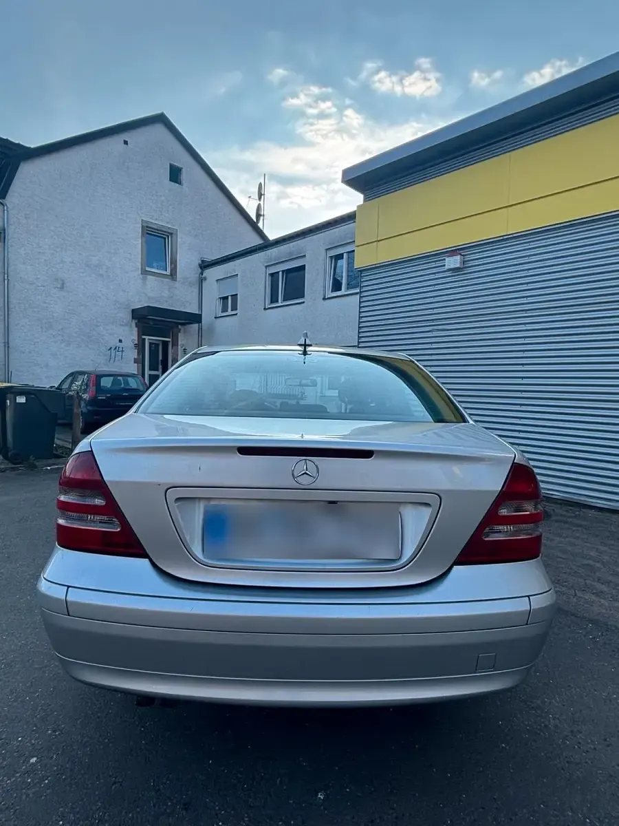 Gebraucht Mercedes C220 143 PS (105 kW) 2003 Silber Limousine