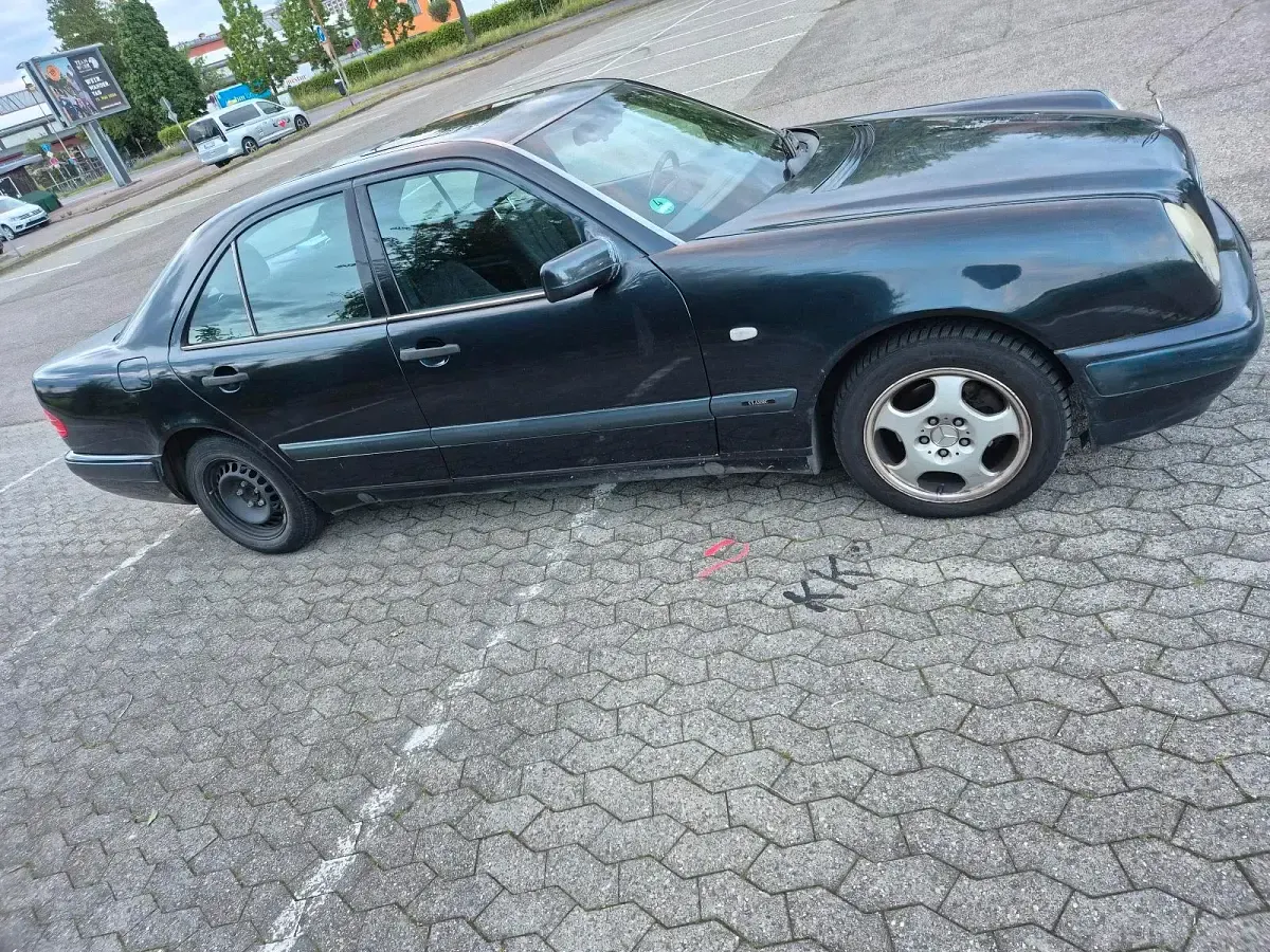 Brugt Mercedes E200 136 HK (100 kW) 1997 Sort Sedan