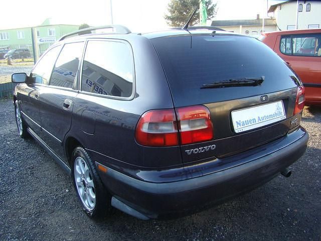 Gebraucht Volvo V40 122 PS (89 kW) 1999 Schwarz metallic Kombi