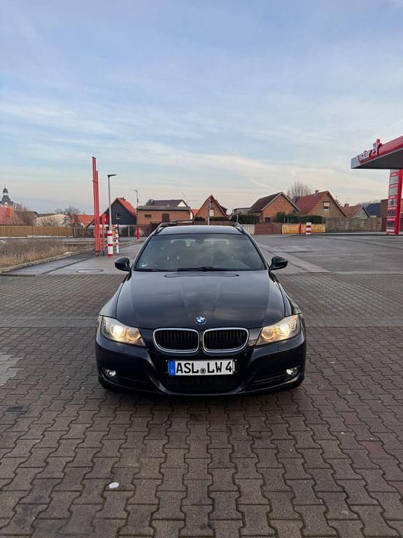 Gebraucht BMW 320 177 PS (130 kW) 2009 Schwarz Kombi