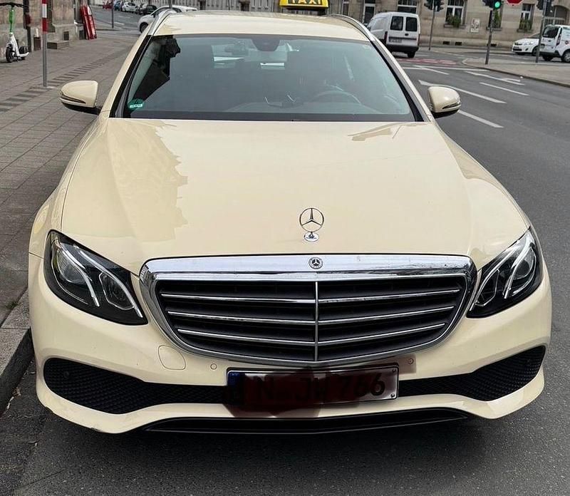 Gebraucht Mercedes E220 194 PS (142 kW) 2019 Beige Limousine
