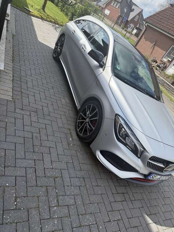Silber Gebraucht 2017 Mercedes CLA250 Limousine | 16.500 € (Superpreis) - Bild 1/4