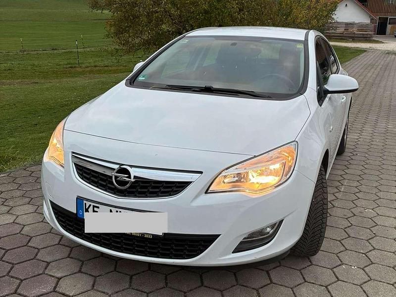 Weiß Gebraucht 2012 Opel Astra Edition Limousine | 4.900 € (Guter Preis) - Bild 1/4