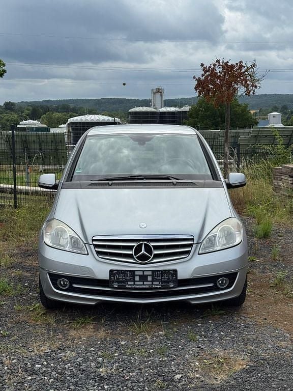 Silber Gebraucht 2010 Mercedes A180 Avantgarde Van / Kleinbus | 5.900 € (Fairer Preis) - Bild 1/4