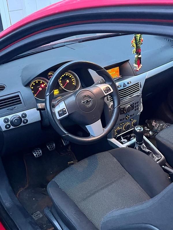 Gebraucht Opel Astra 115 PS (84 kW) 2006 Rot Limousine