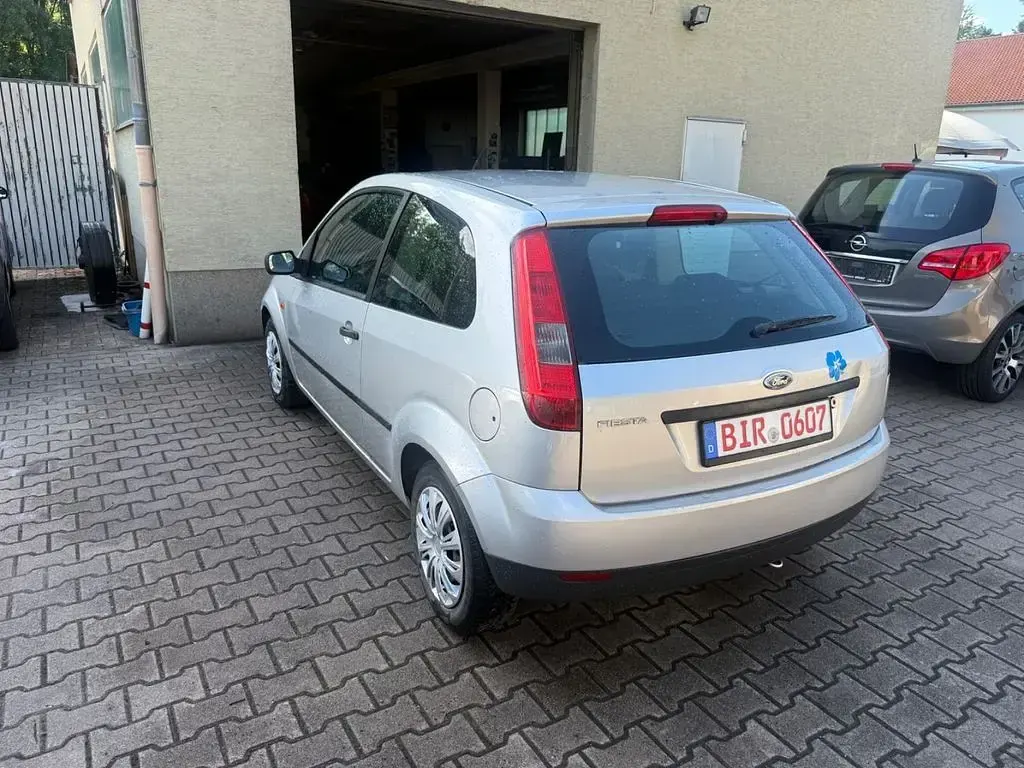 Gebraucht Ford Fiesta 60 PS (44 kW) 2003 Silber Kleinwagen