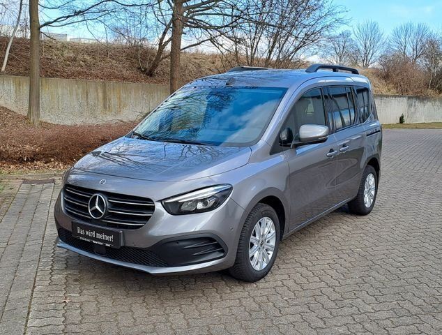 Grau Gebraucht 2023 Mercedes T180 Progressive Van / Kleinbus | 29.590 € (Fairer Preis) - Bild 1/4