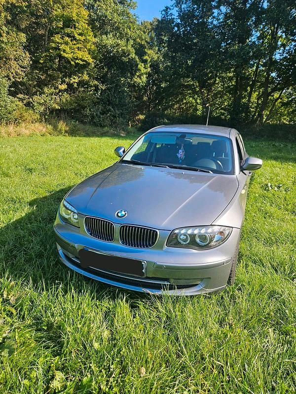 Grau Gebraucht 2011 BMW 118 Kleinwagen | 4.200 € (Fairer Preis) - Bild 1/4