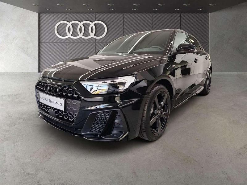 Mythosschwarz metallic Neu 2025 Audi A1 S-Line Limousine | 39.563 € (Etwas zu teuer) - Bild 1/4