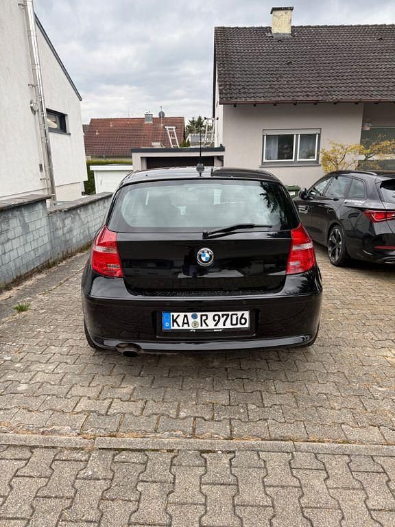 Gebraucht BMW 116 122 PS (89 kW) 2011 Schwarz Kleinwagen