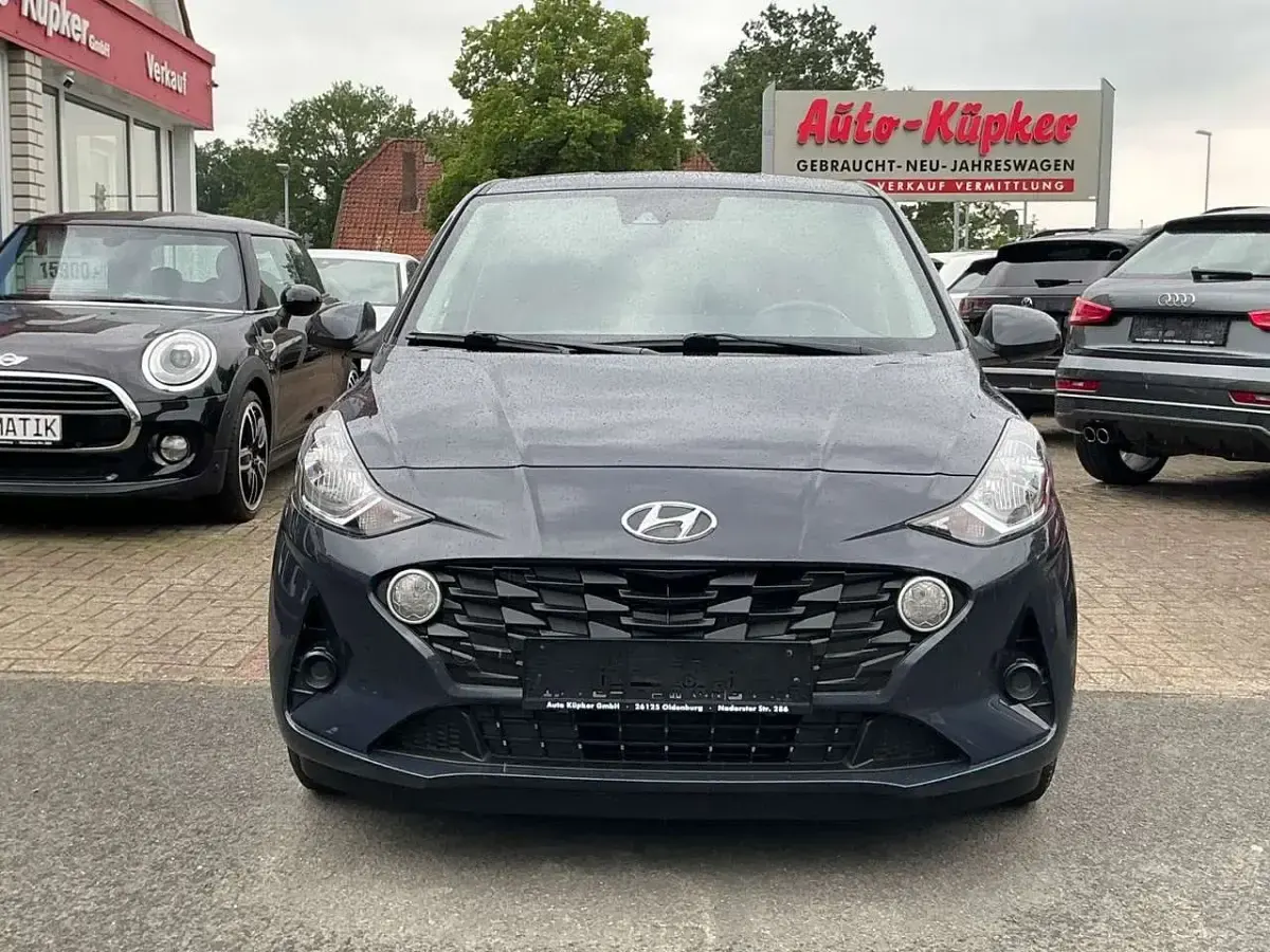 Gebraucht Hyundai i10 Select 67 PS (49 kW) 2021 Grau Kleinwagen