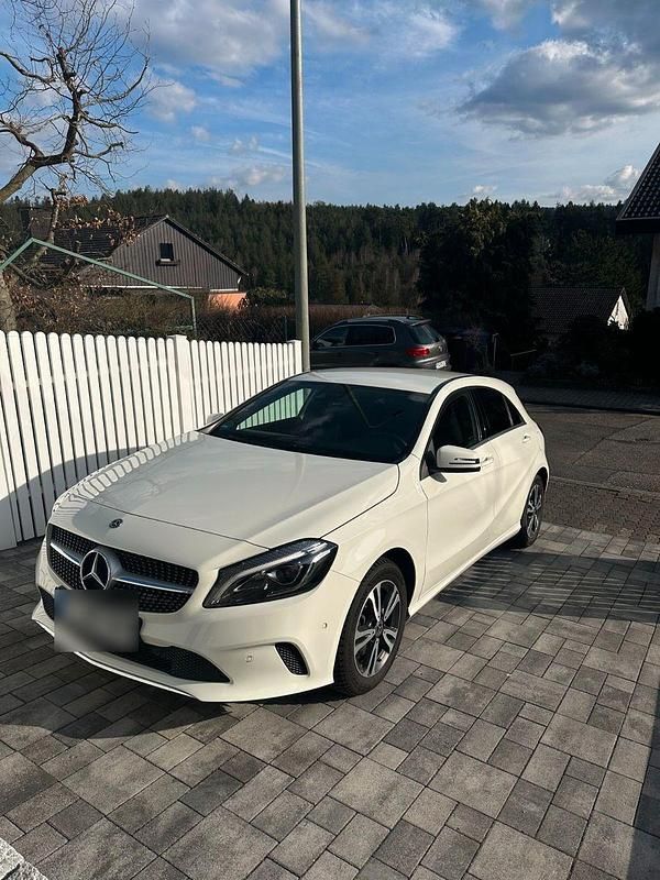 Gebraucht Mercedes A180 122 PS (89 kW) 2017 Weiß Kleinwagen