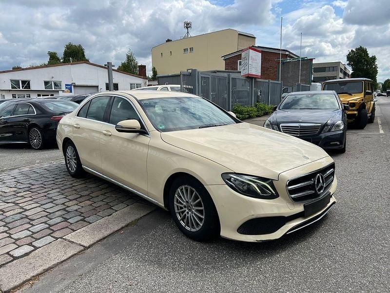 Gelb Gebraucht 2019 Mercedes E200 Limousine | 9.950 € (Superpreis) - Bild 1/4