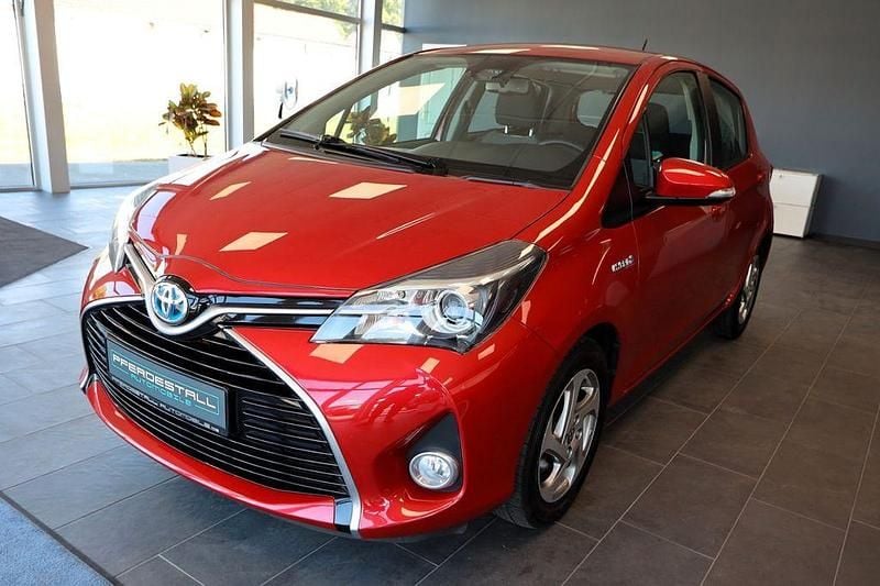 Rot Gebraucht 2016 Toyota Yaris Hybrid Edition-S Limousine | 11.885 € (Superpreis) - Bild 1/4